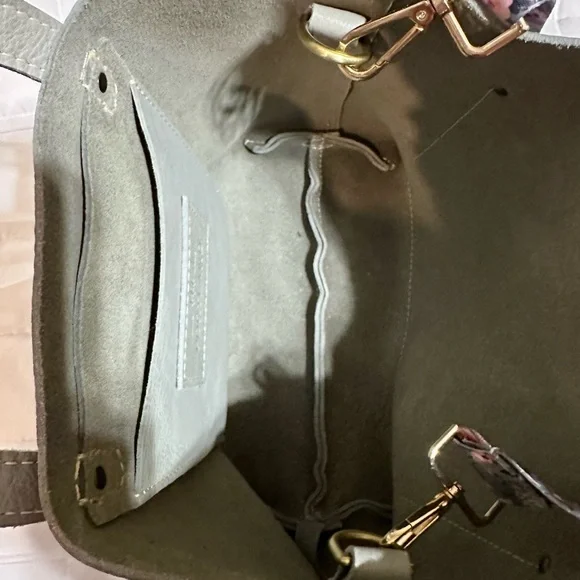 Portland Leather Nimbus medium crossbody with dragonfly and extra floral strap - Picture 4 of 7